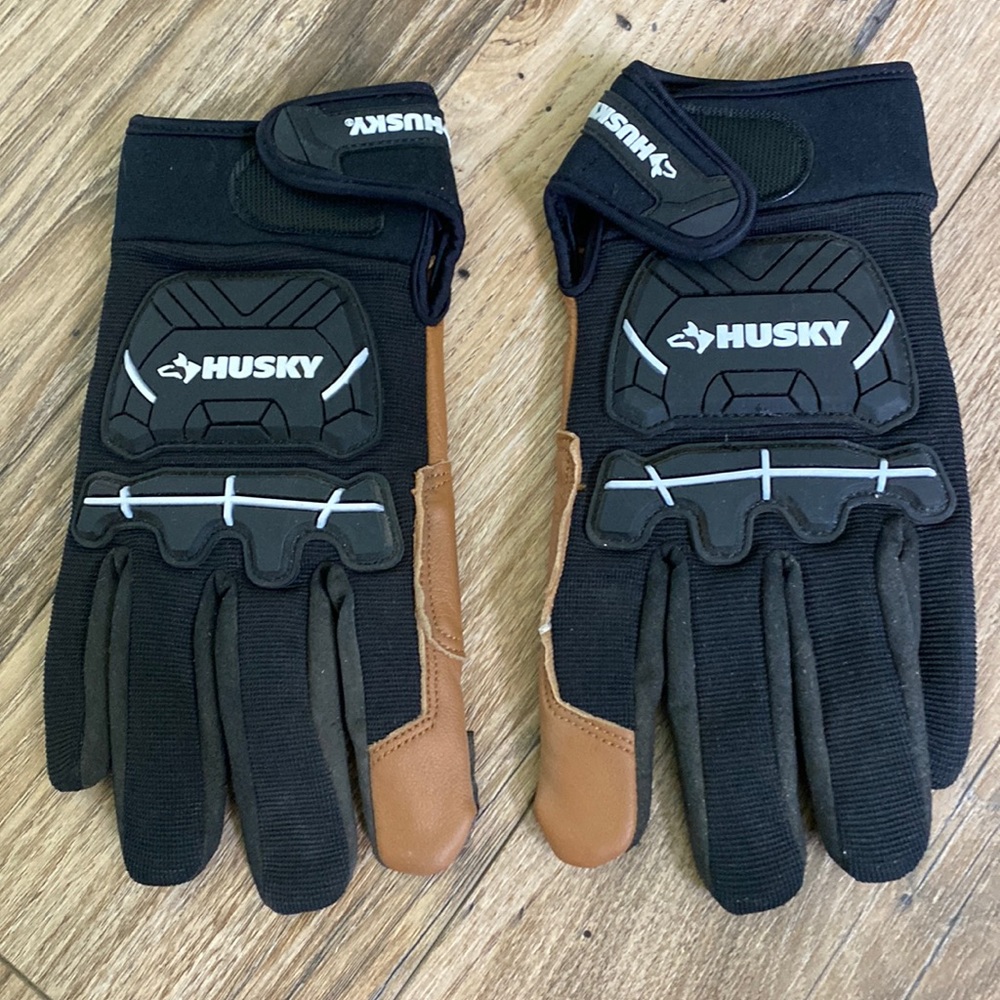 Men’s Husky motorcycle gloves. Small sz. 9” x 4”.